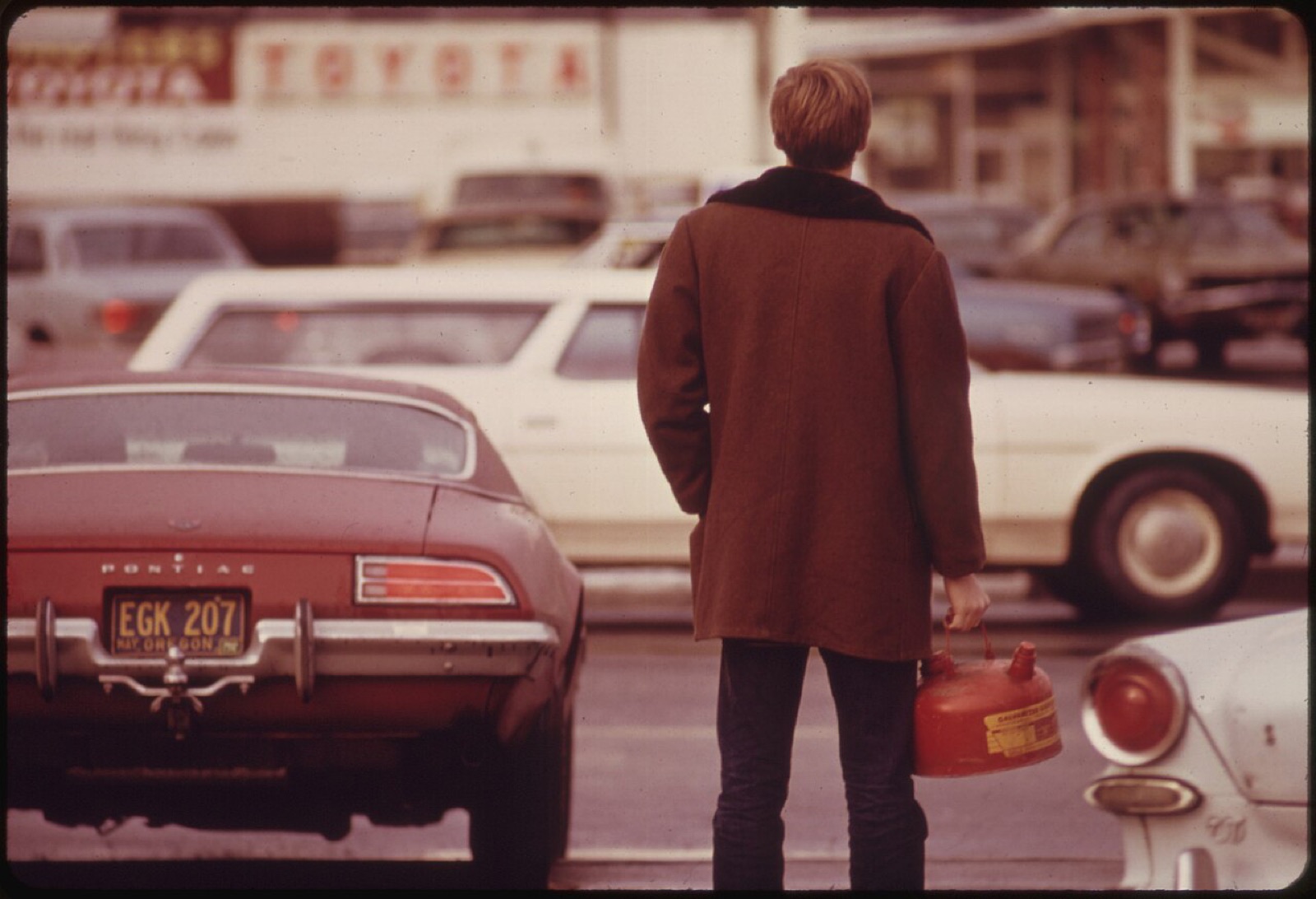 A motorist who ran out of gas waits in line with a can in Portland, Oregon, December 1973